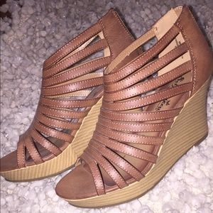 Light tan wedge